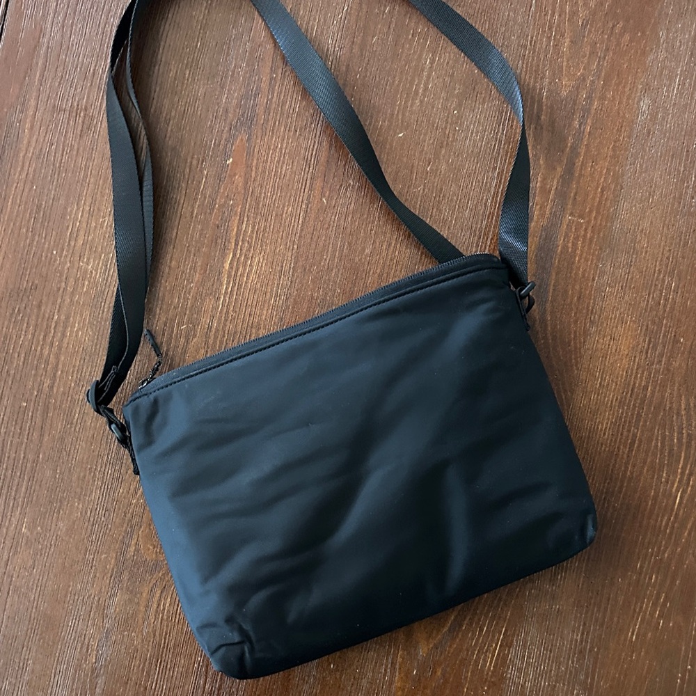 LULULEMON Stylish Black Shoulder Bag - Picture 5 of 5